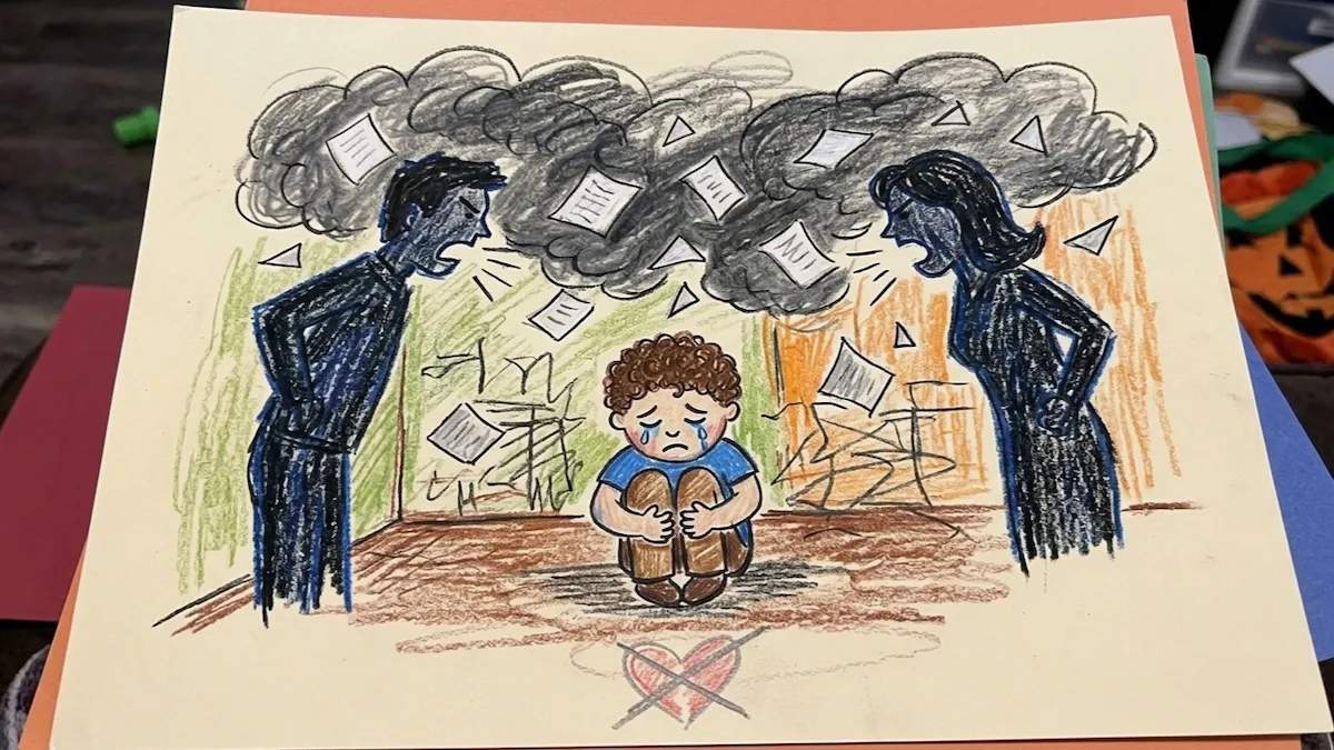 Dibujo infantil de un niño triste sentado entre sus padres discutiendo